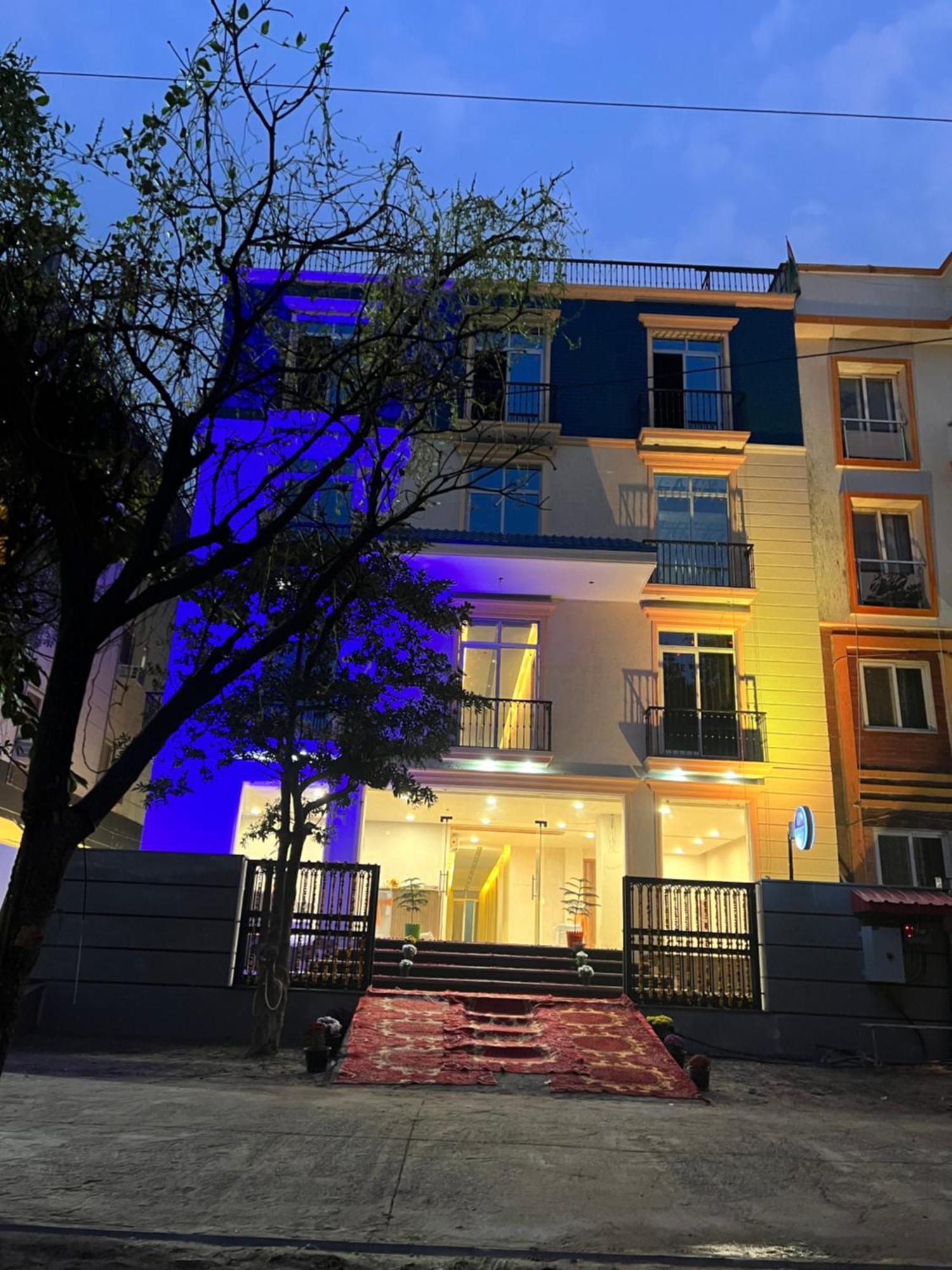 The Blue Vista Hotel Greater Noida Exterior foto