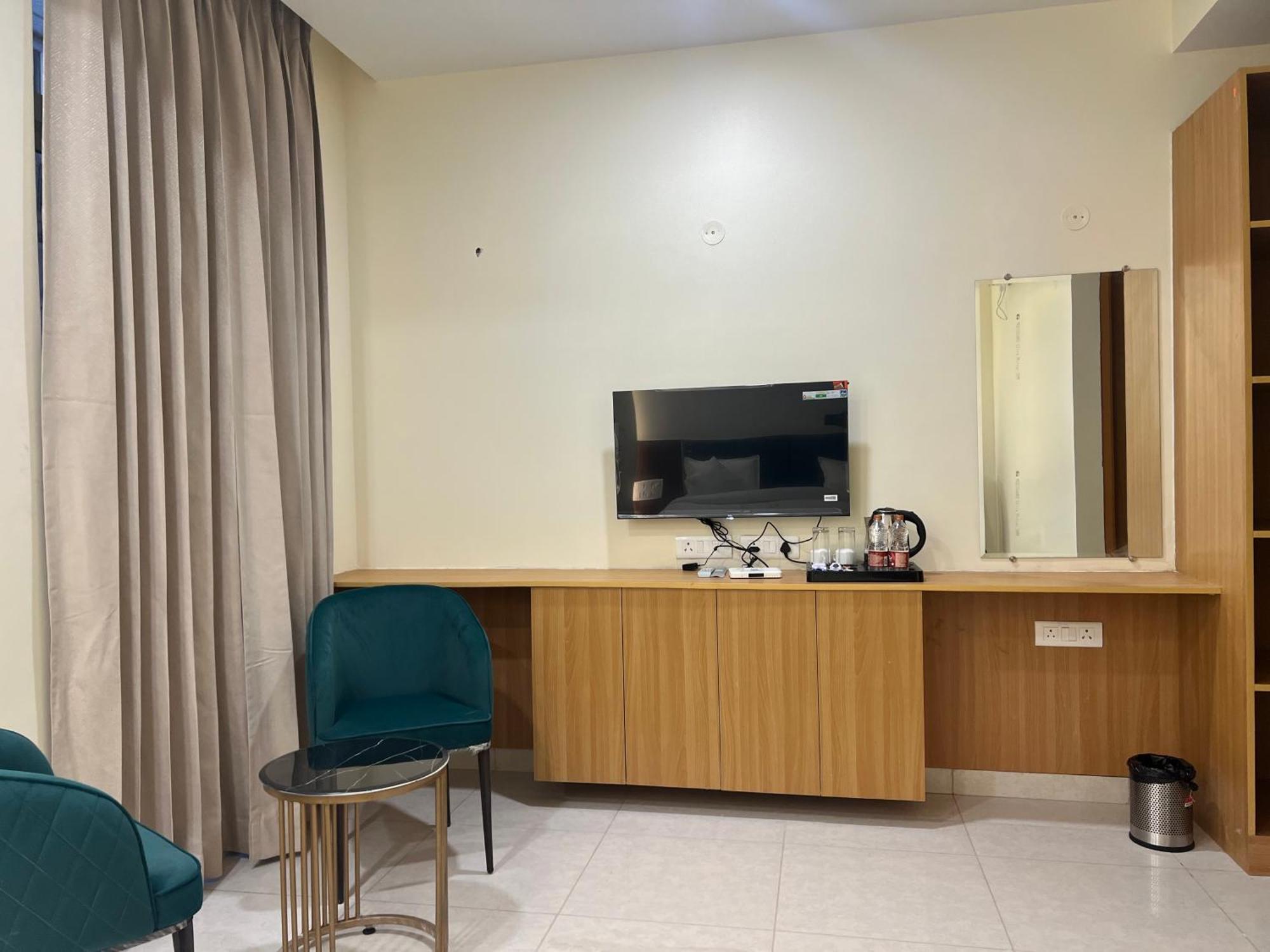 The Blue Vista Hotel Greater Noida Exterior foto