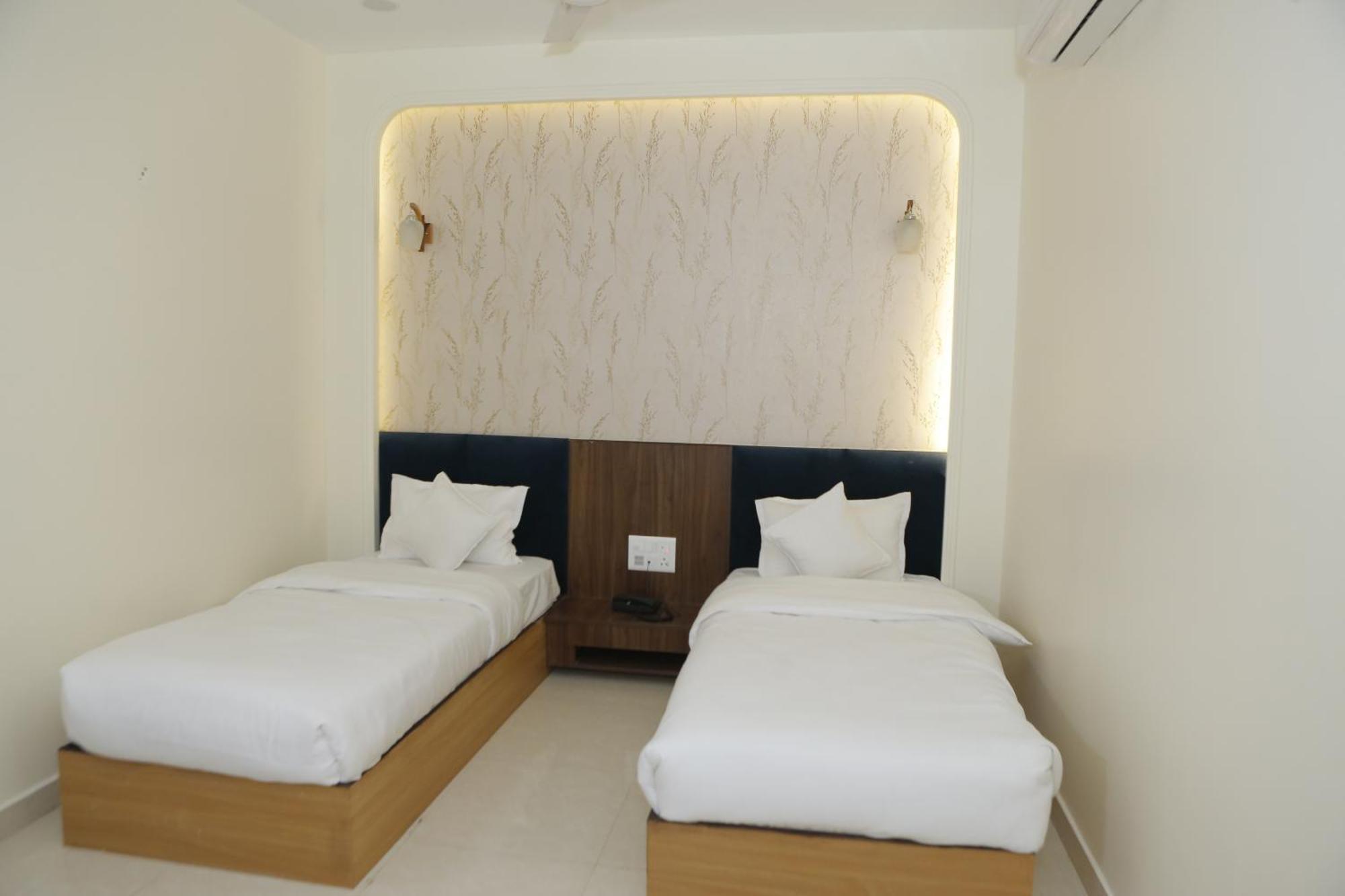 The Blue Vista Hotel Greater Noida Exterior foto