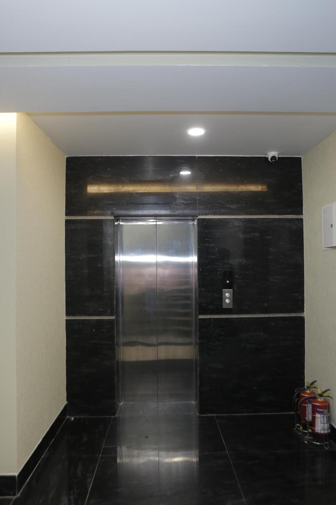 The Blue Vista Hotel Greater Noida Exterior foto