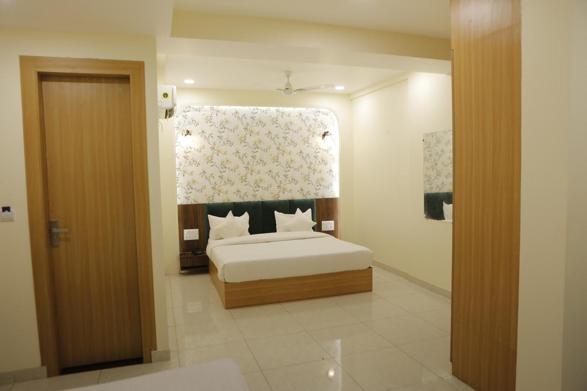 The Blue Vista Hotel Greater Noida Exterior foto