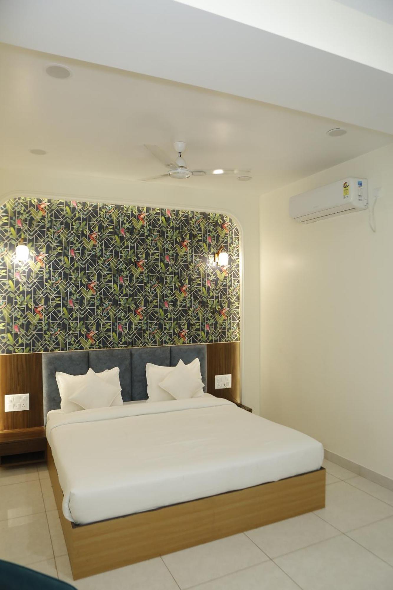 The Blue Vista Hotel Greater Noida Exterior foto