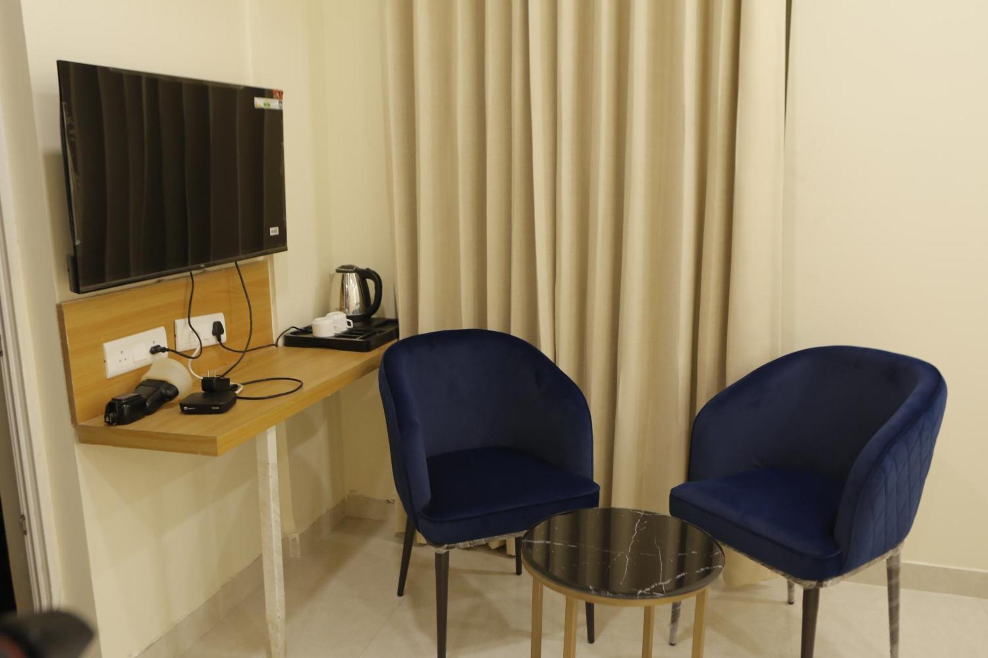 The Blue Vista Hotel Greater Noida Exterior foto
