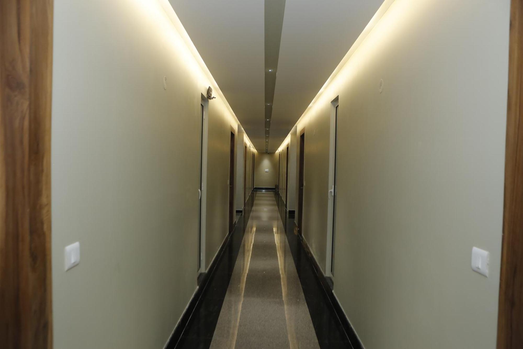 The Blue Vista Hotel Greater Noida Exterior foto
