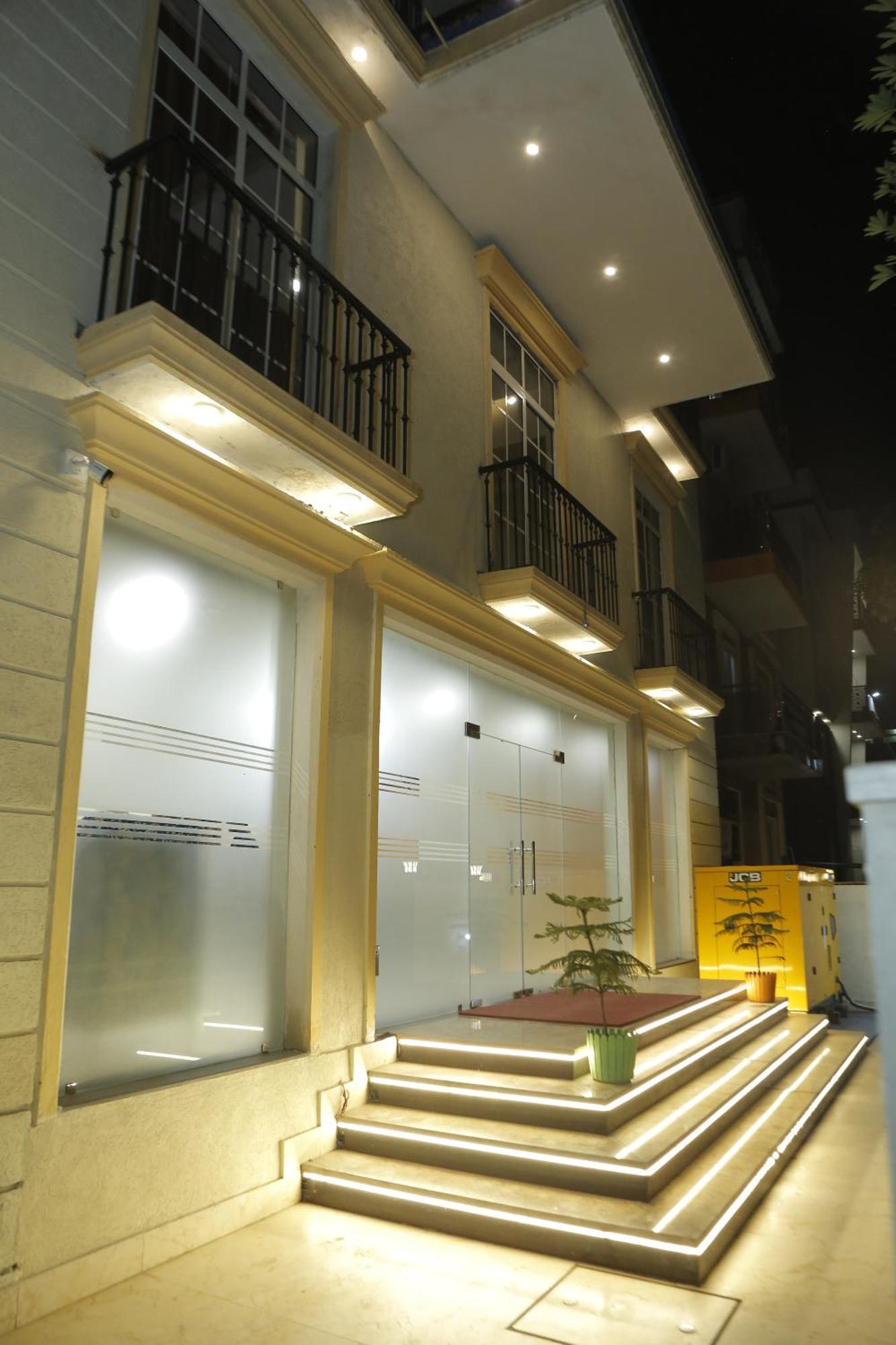 The Blue Vista Hotel Greater Noida Exterior foto