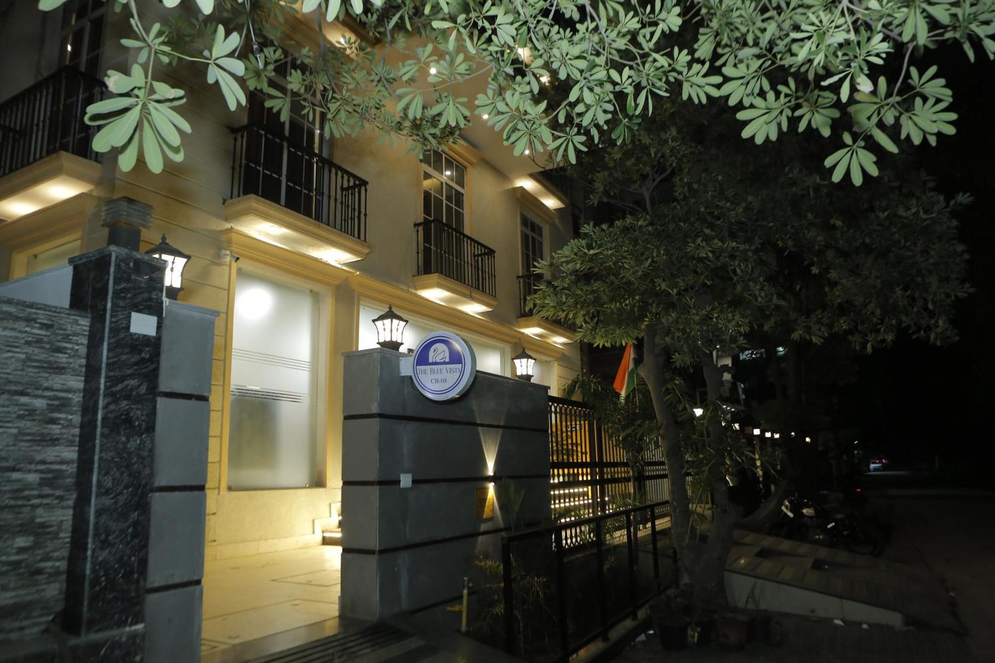 The Blue Vista Hotel Greater Noida Exterior foto