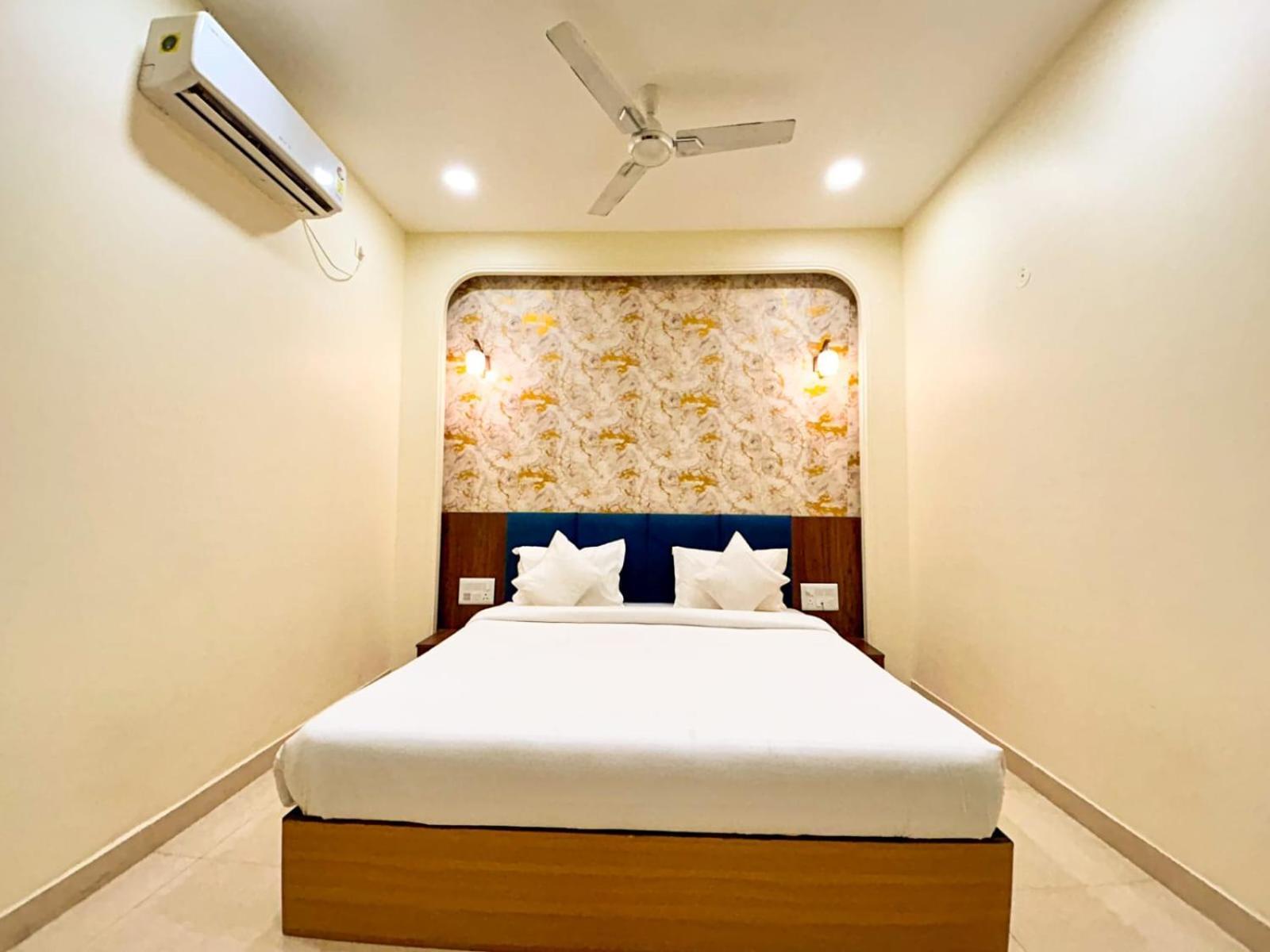 The Blue Vista Hotel Greater Noida Exterior foto