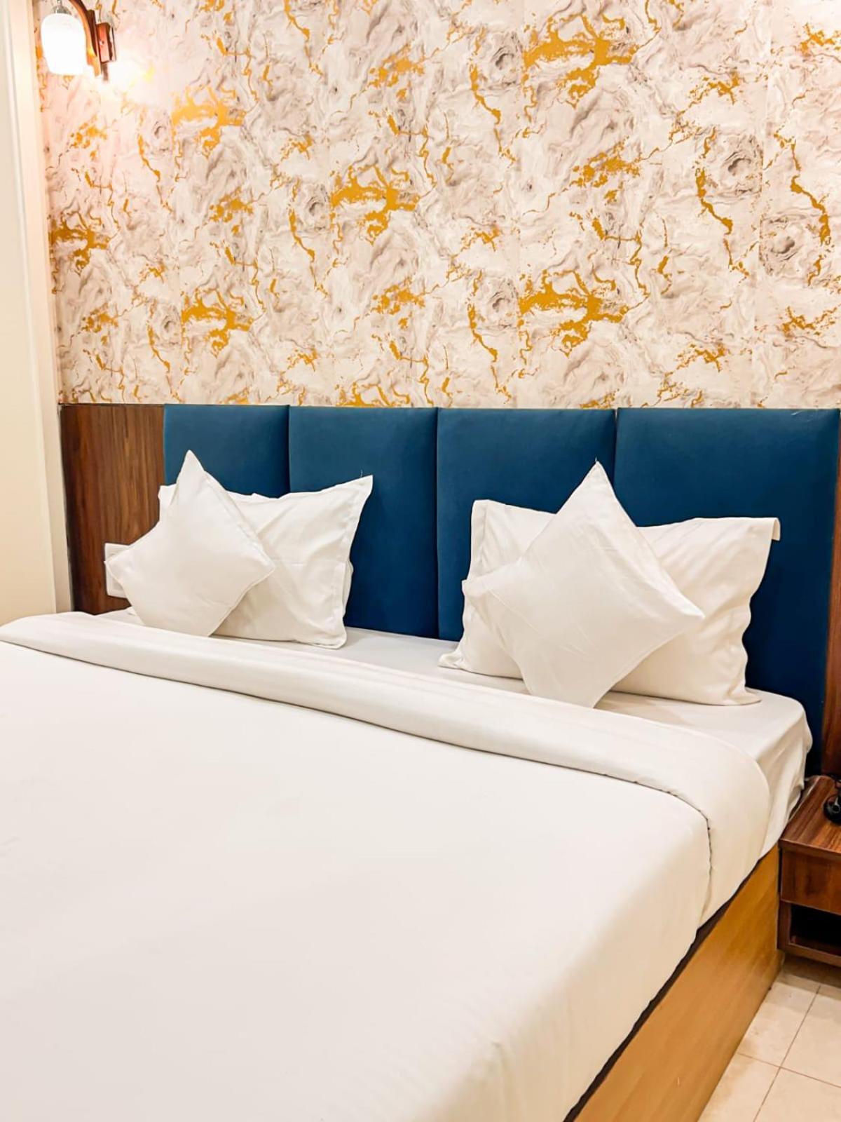The Blue Vista Hotel Greater Noida Exterior foto