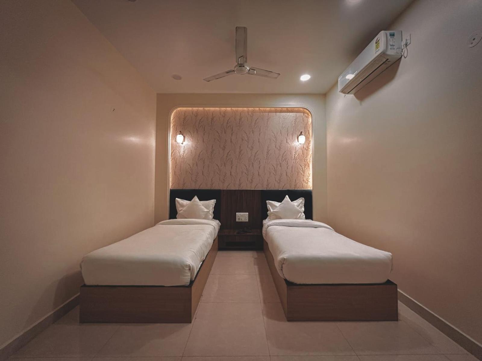 The Blue Vista Hotel Greater Noida Exterior foto