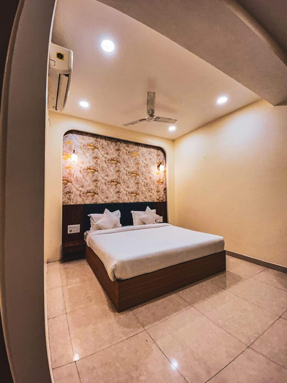 The Blue Vista Hotel Greater Noida Exterior foto